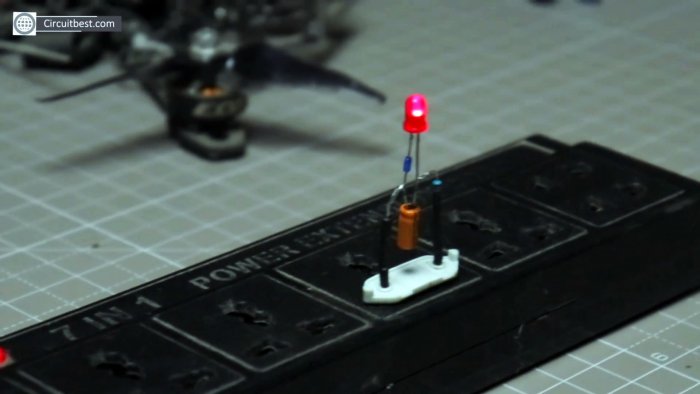 Как из энергосберегающей лампы сделать простую мигалку без транзисторов на 220В