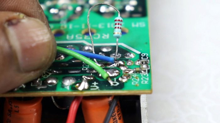 Припаиваем провода к плате вместо чип резистора