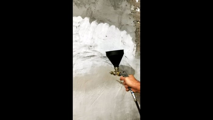 Распыляем шпатлевку на стену при помощи самодельного пистолета