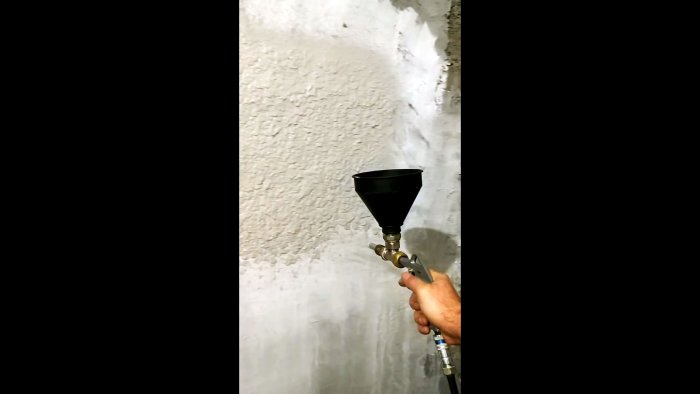 Распыляем штукатурку на стену при помощи самодельного пистолета
