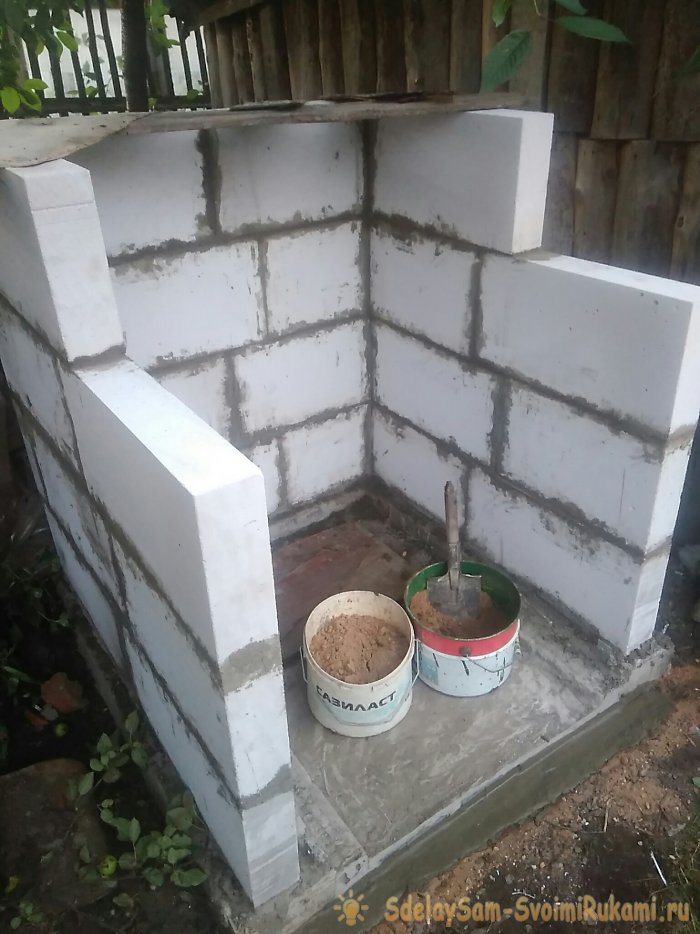 Как построить уличный туалет из блоков
