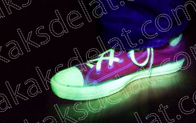 Как сделать светящиеся предметы которые светятся отраженым светом в темноте - светящиеся браслеты кроссовки найк со светящейся подошвой