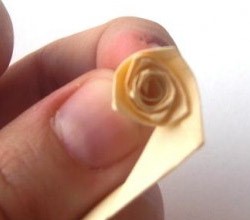 Как сделать розу из гофрированной и цветной бумаги салфеток листьев лент своими руками