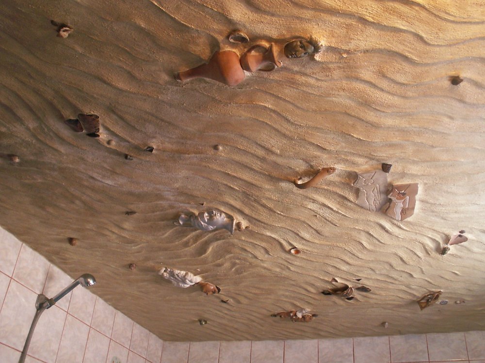 Дизайн потолка в ванную комнату