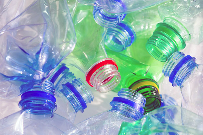 Необычное применение пластиковых бутылок на даче