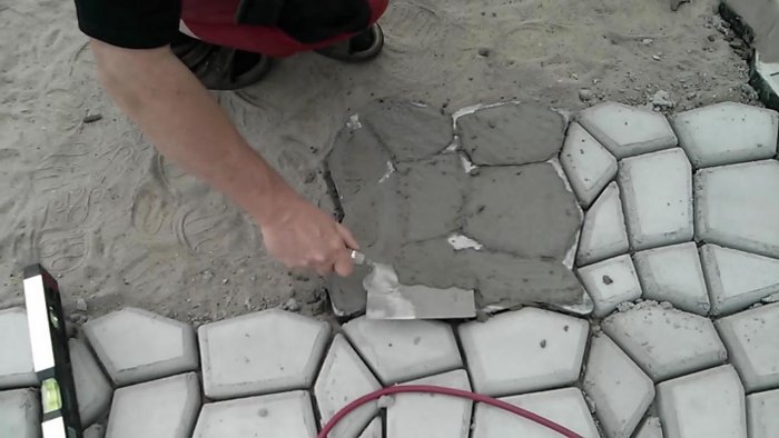 Мощение террасы самодельной бетонной плиткой своими руками