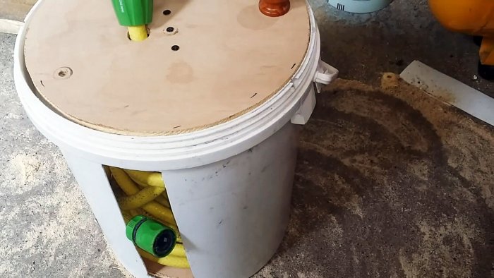 Удобная катушка из пластикового ведра для хранения садового шланга