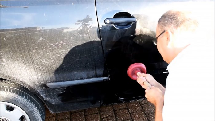 Как легко выправить вмятину на машине с помощью кипятка и вантуза