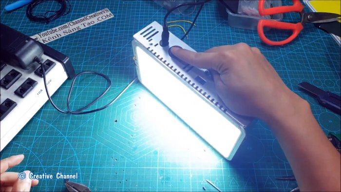Как сделать мега мощный фонарь из старых аккумуляторов от ноутбуков и светодиодной панели