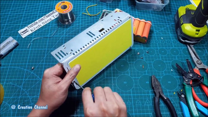 Как сделать мега мощный фонарь из старых аккумуляторов от ноутбуков и светодиодной панели