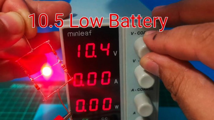Индикатор низкого заряда АКБ без транзисторов с четким порогом срабатывания