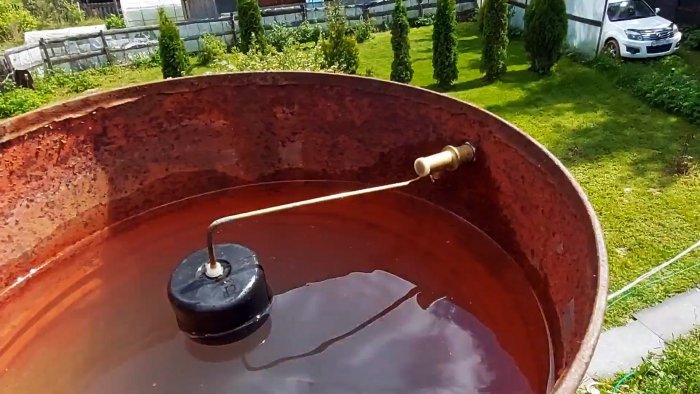 Элементарный способ сделать автоматическую подачу воды в емкость для душа или полива