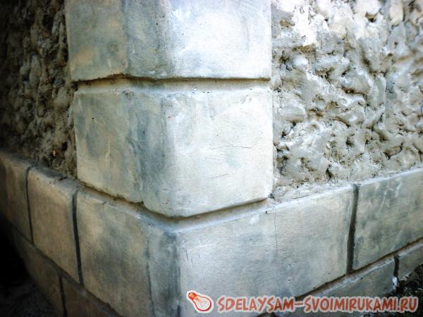 Украшение забора цементными декорациями