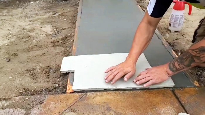 Как залить бетонную садовую дорожку с имитацией камня