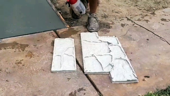 Как залить бетонную садовую дорожку с имитацией камня