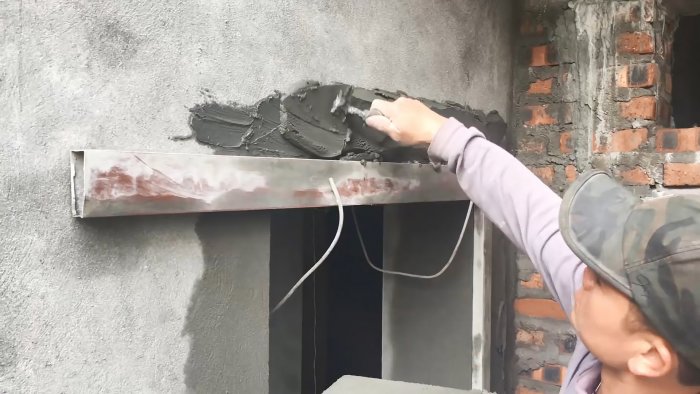 Как оформить оконные или дверные проемы цементной штукатуркой