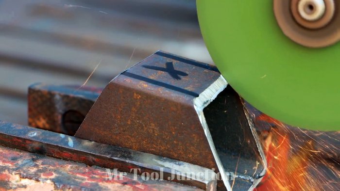 Как сделать простой дверной фиксатор-упор из остатков металла