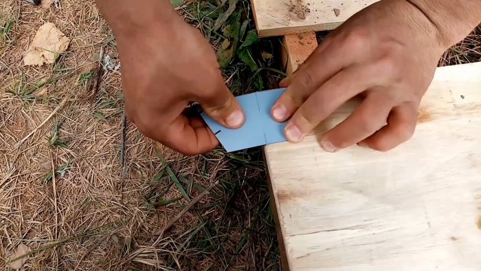 Как сделать сделать простой фиксатор шнура из куска жести для ровной кладки кирпича