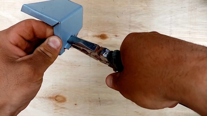 Как сделать сделать простой фиксатор шнура из куска жести для ровной кладки кирпича
