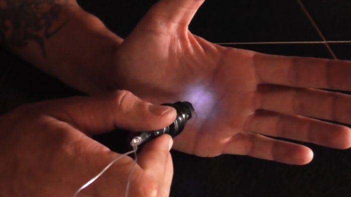 Как сделать вечный фонарик без батареек из шприца