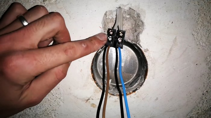Как удлинить обломленные провода в розетке