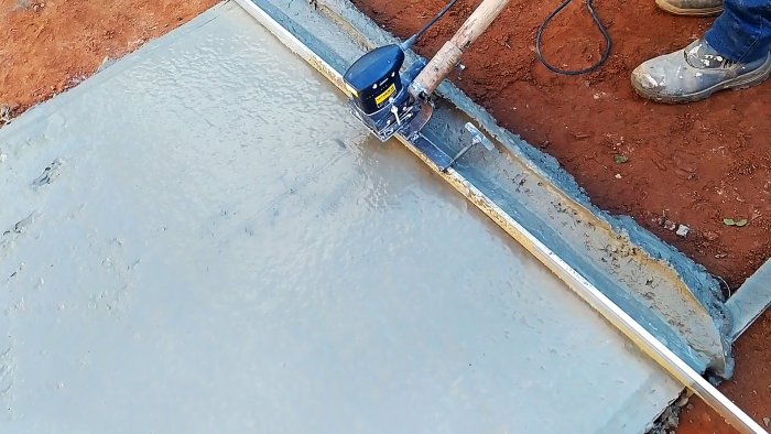 Как сделать бюджетное виброправило для легкого разравнивания бетонной стяжки пола