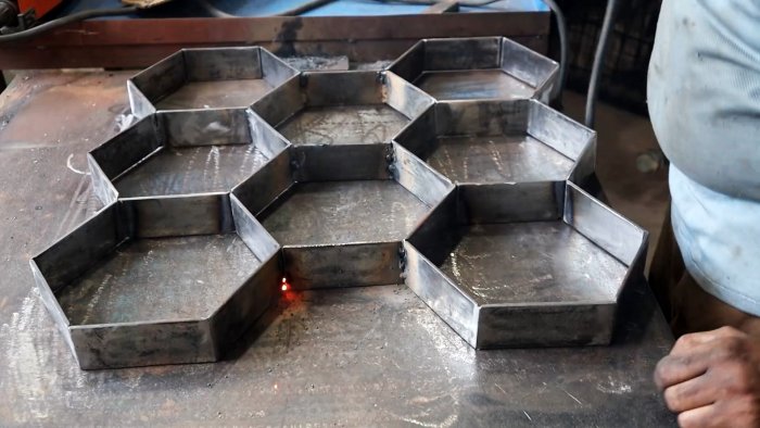 Как сделать форму из металлолома и дешево отлить плитку для тротуарна