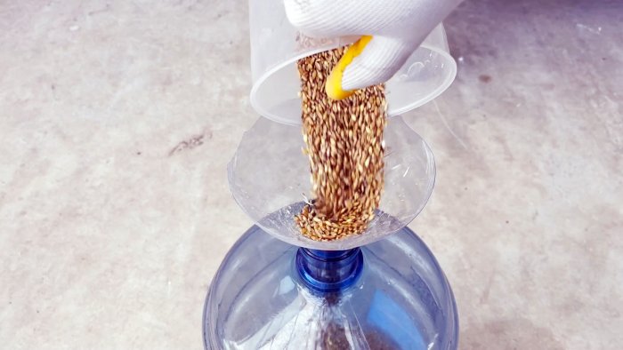 Как смастерить долгоиграющую автоматическую поилку и кормушку для домашней птицы из ПЭТ бутылей