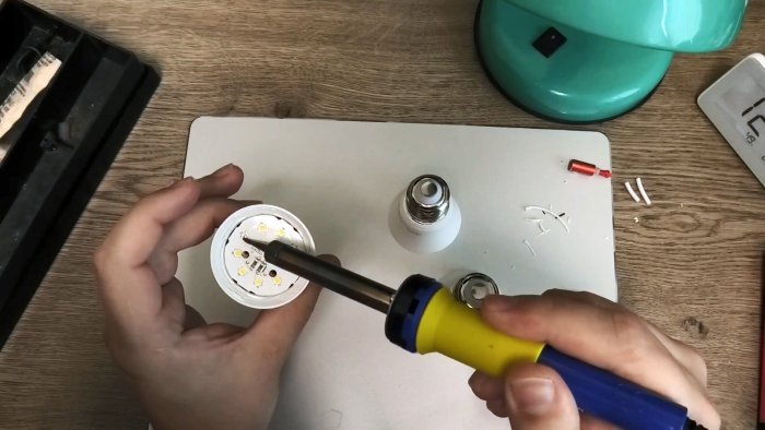 Элементарная инструкция как починить светодиодную лампу без замены деталей